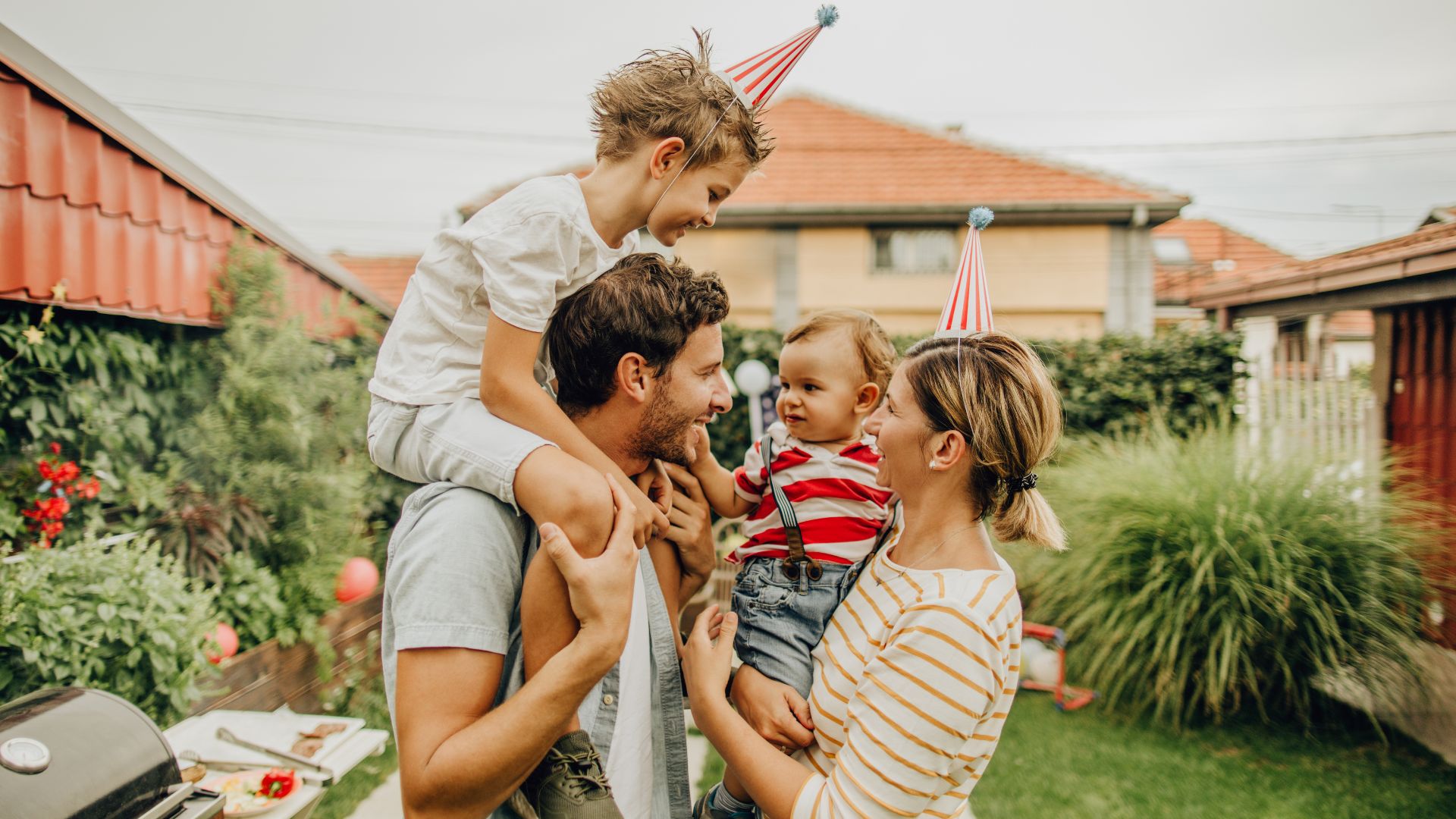 Glückliche Familie im Garten