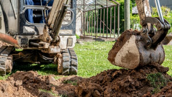 Erdarbeiten mit Bagger im Garten- und Landschaftsbau